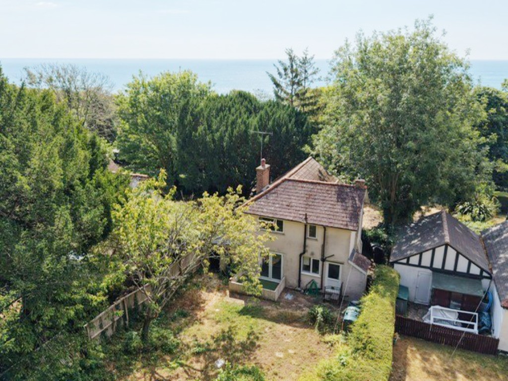 Lot: 215 - FREEHOLD DETACHED HOUSE IN ATTRACTIVE AND QUIET SETTING - View of the Rear Elevation from Above